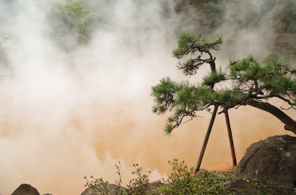 赤く染まった血の池地獄