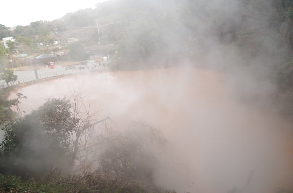 赤く染まった血の池地獄