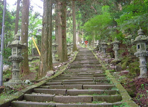 石段が続く表参道