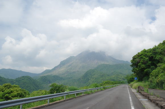 まゆやまロードの背景に普賢岳