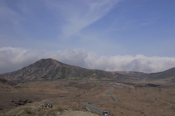 中岳山頂へ登山道路