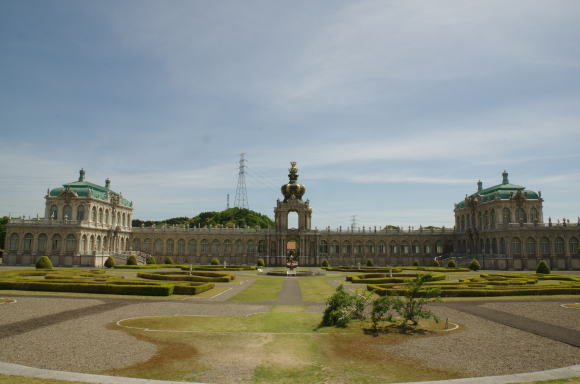 宮殿アーチの先に開ける明るい庭園