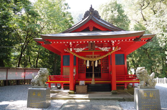 椎葉厳島神社の朱塗りの社殿