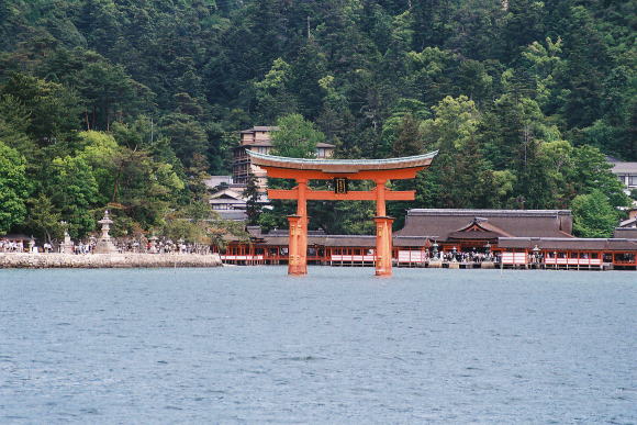 海上に立つ大鳥居