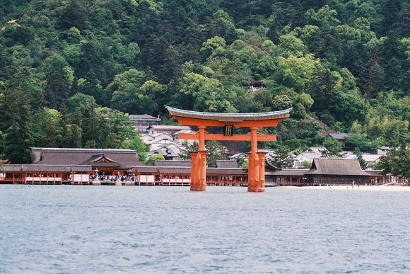 海上に立つ大鳥居