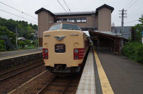 天橋立駅に停車中の特急はしだて号