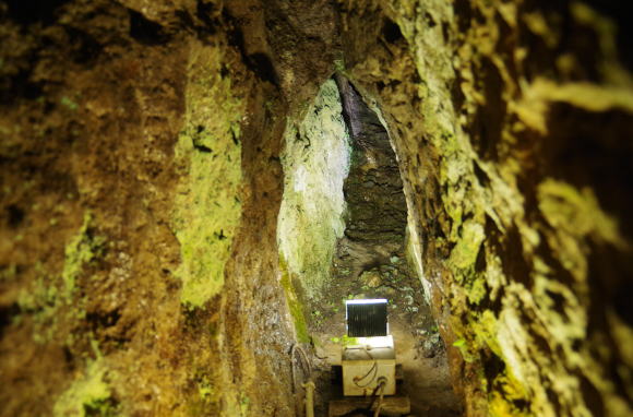 龍源寺間歩の狭く小さな坑道