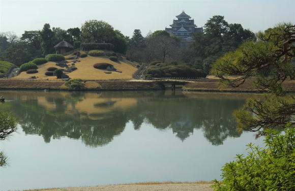 沢の池と岡山城