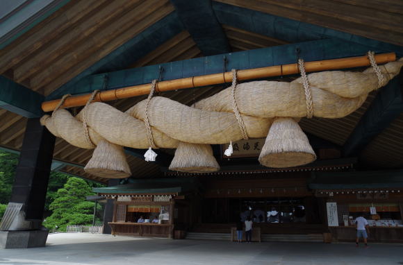 神楽殿の大注連縄