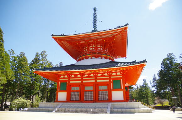 高野山のシンボル朱塗りの根本大塔