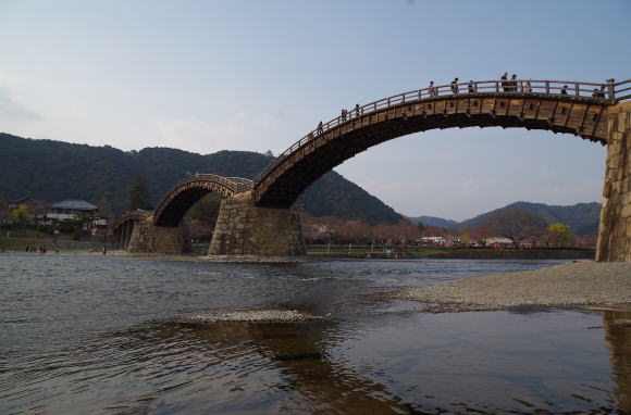 錦川の河原から錦帯橋