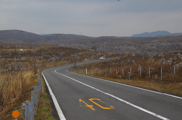 カルスト台地を爽快に走る道