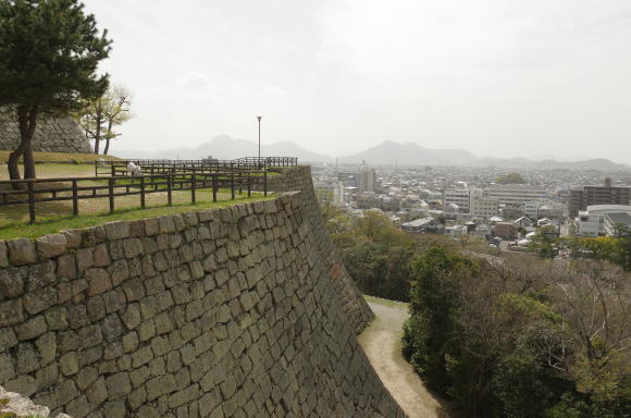 上から見る急勾配の三の丸石垣