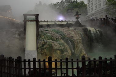 湯滝 滝となって流れ落ちる温泉水